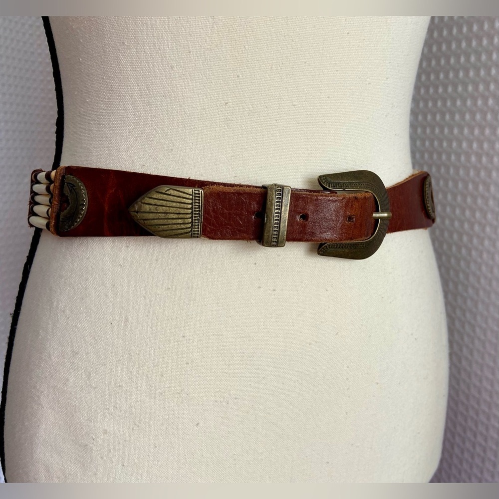Womenās VINTAGEā BOHO brown leather belt with brass buckle size 28 - Picture 2 of 16